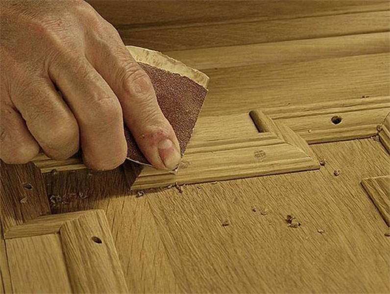 Eichenschrank mit verglaster Rahmentür, Detailarbeit von Hesemann