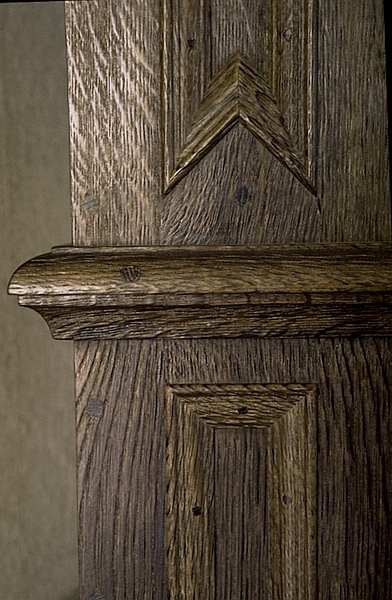 Geschnitztes Pilaster-Detail eines dunklen Eichenschranks