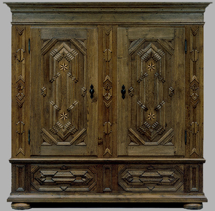 Fertiger Eichen-Dielenschrank mit handgeschnitzter Front