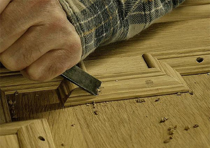 Handgeschnitzte Verzierung an einem Massivholzmöbel in der Werkstatt Hesemann
