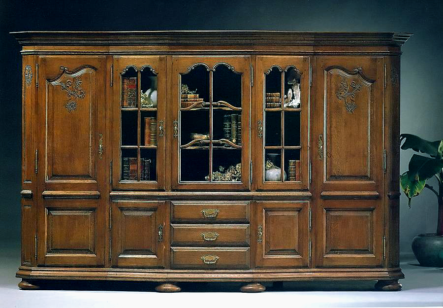 Eichenschrank Modell Bentheim mit verglasten Glastüren im oberen Bereich