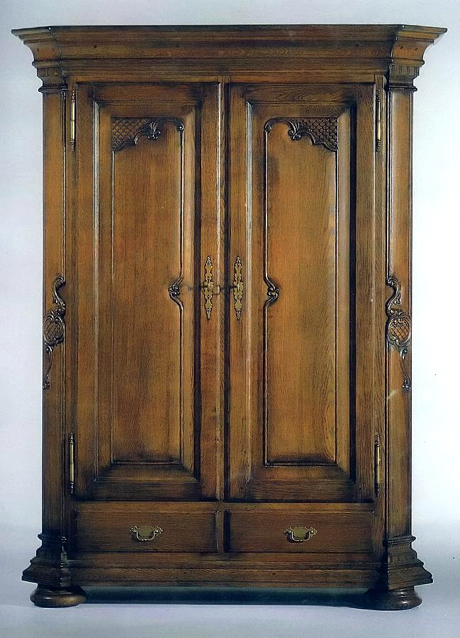 Eichenschrank Modell Fürstenau mit außergewöhnlicher Schnitzerei in den Türfüllungen