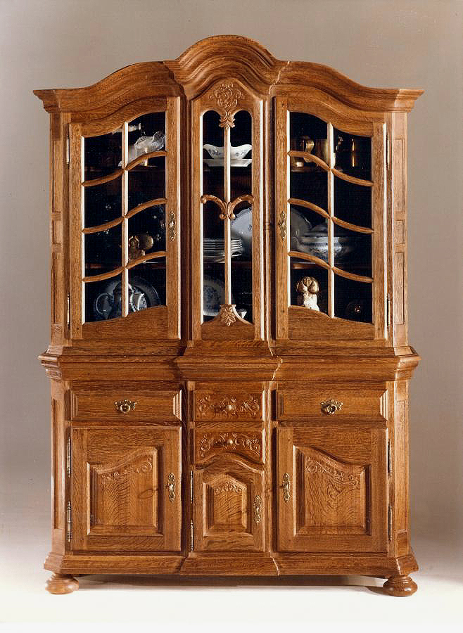 Eichenschrank Modell Steinhorst mit vorgezogenem Mittelteil