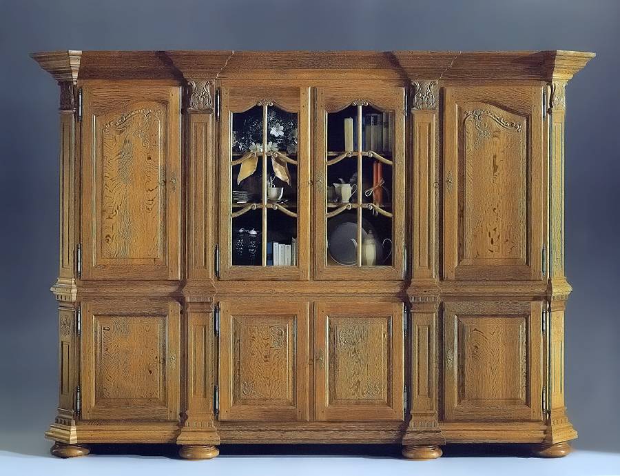 Eichenmöbel Modell Tecklenburg, Buffet mit verglasten Türen und geschnitztem Kranz